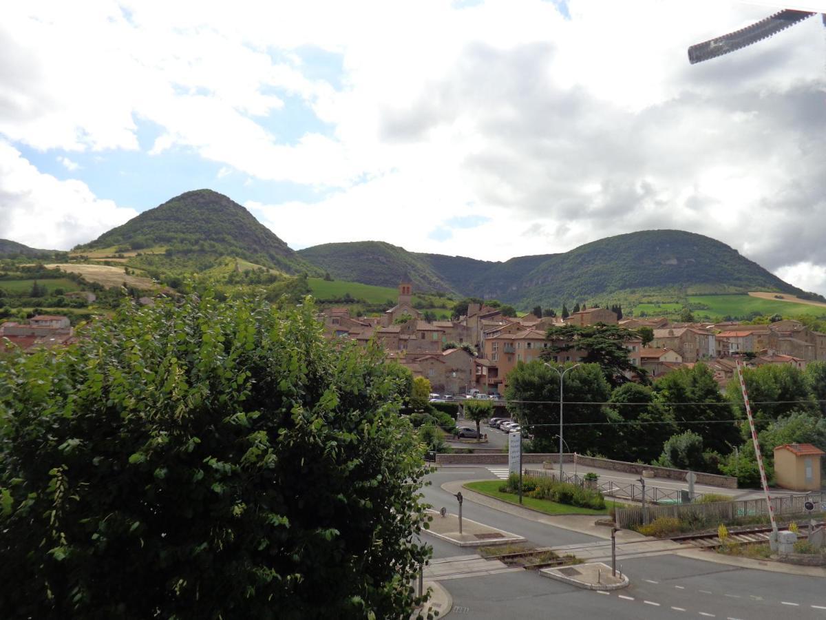 Maison Spacieuse Et Agreable Saint-Georges-de-Luzençon Exterior foto