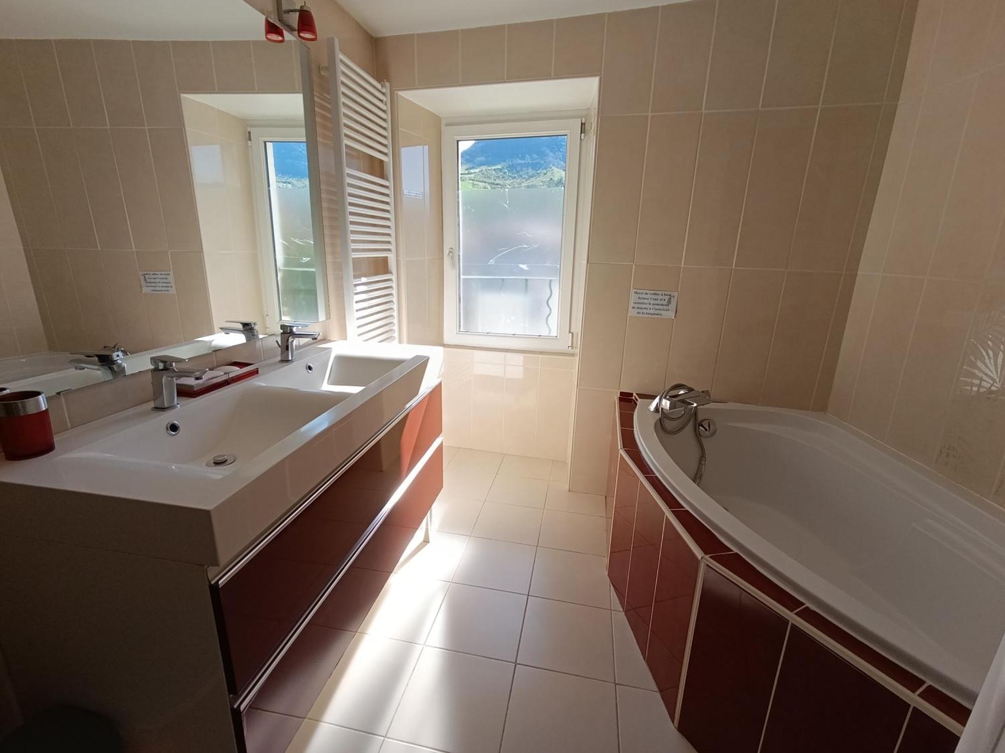 Maison Spacieuse Et Agreable Saint-Georges-de-Luzençon Exterior foto